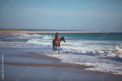 Cavalière dans les vagues