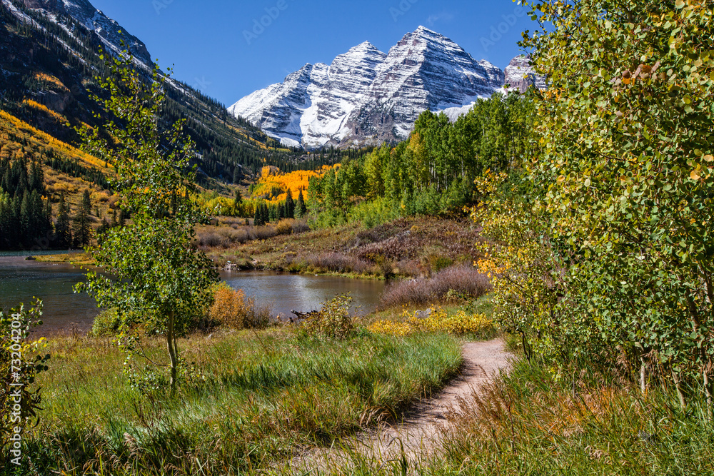 Trail to Maroon Bells in Fall