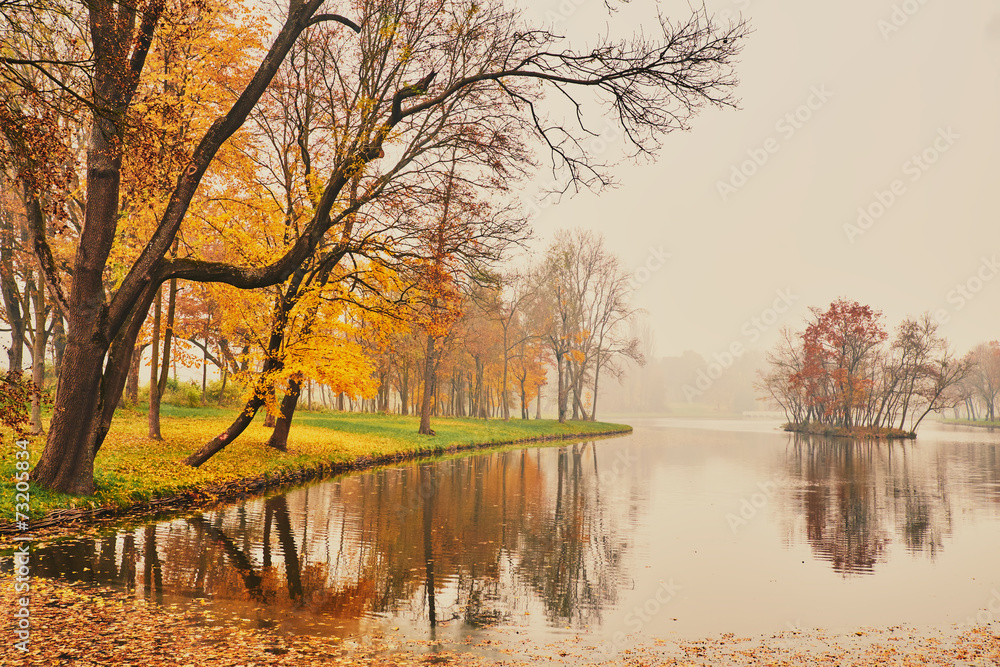 Fototapeta premium Autumn lake in the park