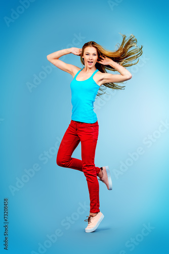 Fototapeta Naklejka Na Ścianę i Meble -  jumping teen