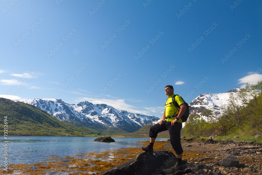 Fototapeta premium Sportsman near mountain lake