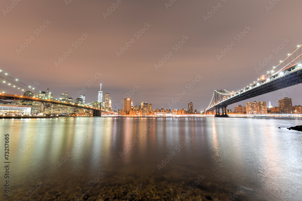 Fototapeta premium Brooklyn Bridge Park at night