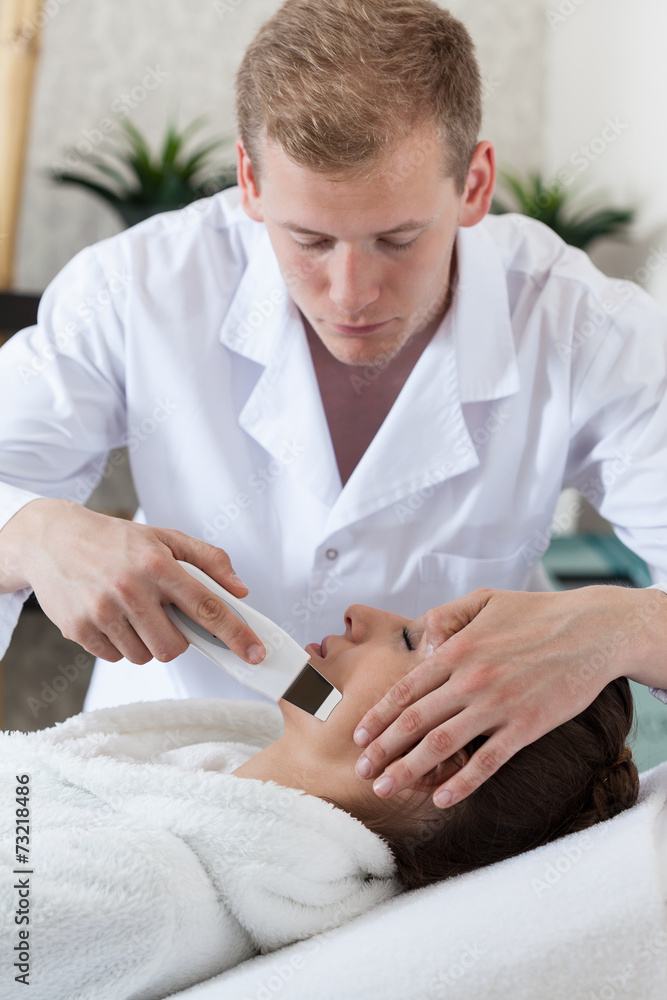 Fototapeta premium Woman during cavitation peeling