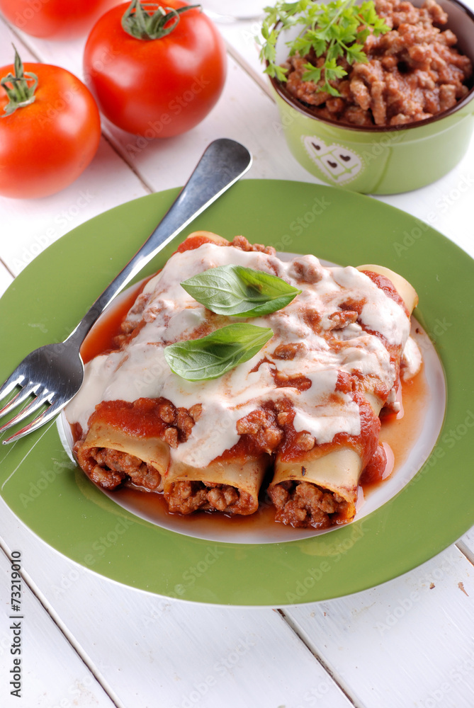 cannelloni al ragù di carne - tradizionale ricetta italiana cannelloni al ragù di carne - tradizionale ricetta italiana