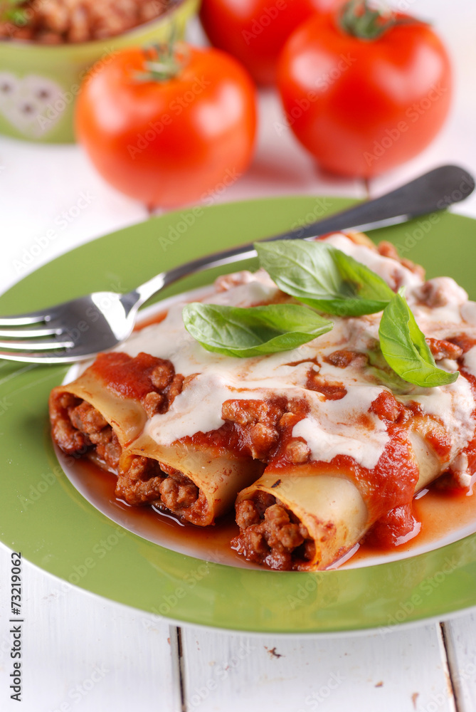 cannelloni al ragù di carne - tradizionale ricetta italiana