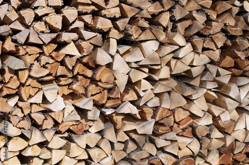 Holzwand aus Brennholz