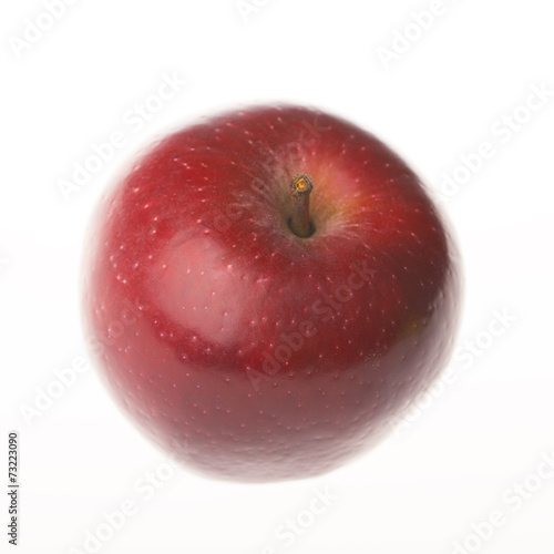 Świeży jabłko odizolowywający na białym tle