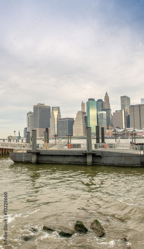 Naklejka premium Manhattan skyline with East River - New York
