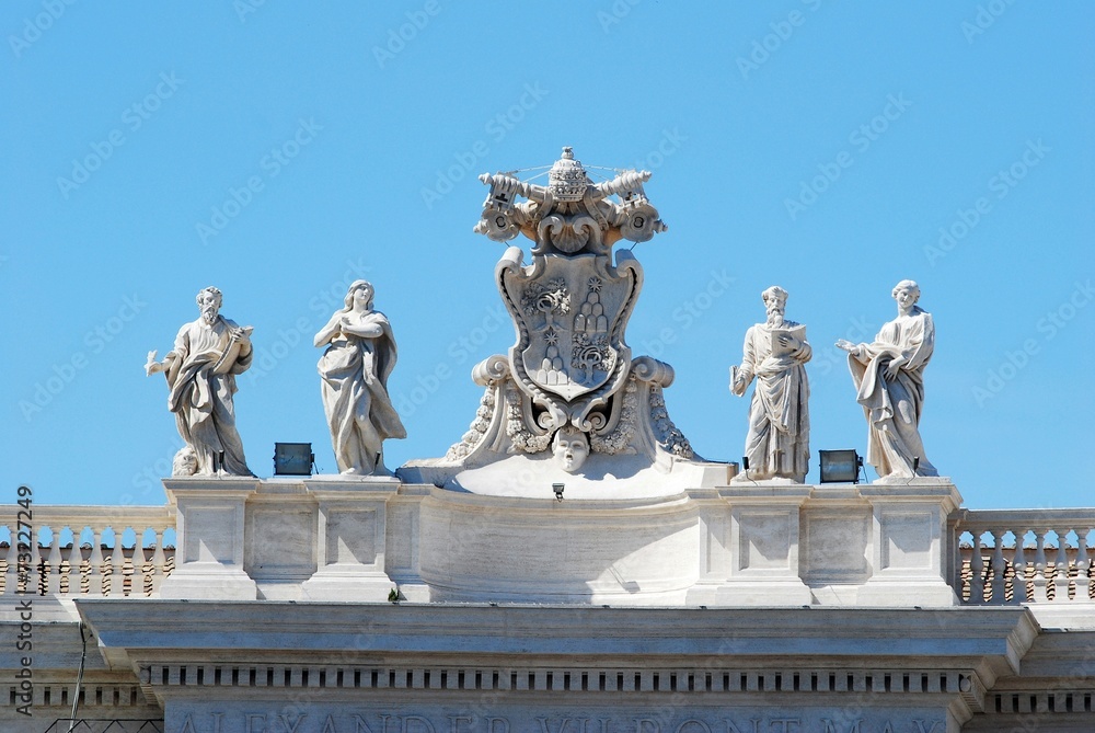 Obraz premium Sculptures on the facade of Vatican city works