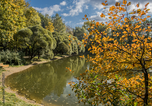 Осенний пейзаж в городском парке © sachkov