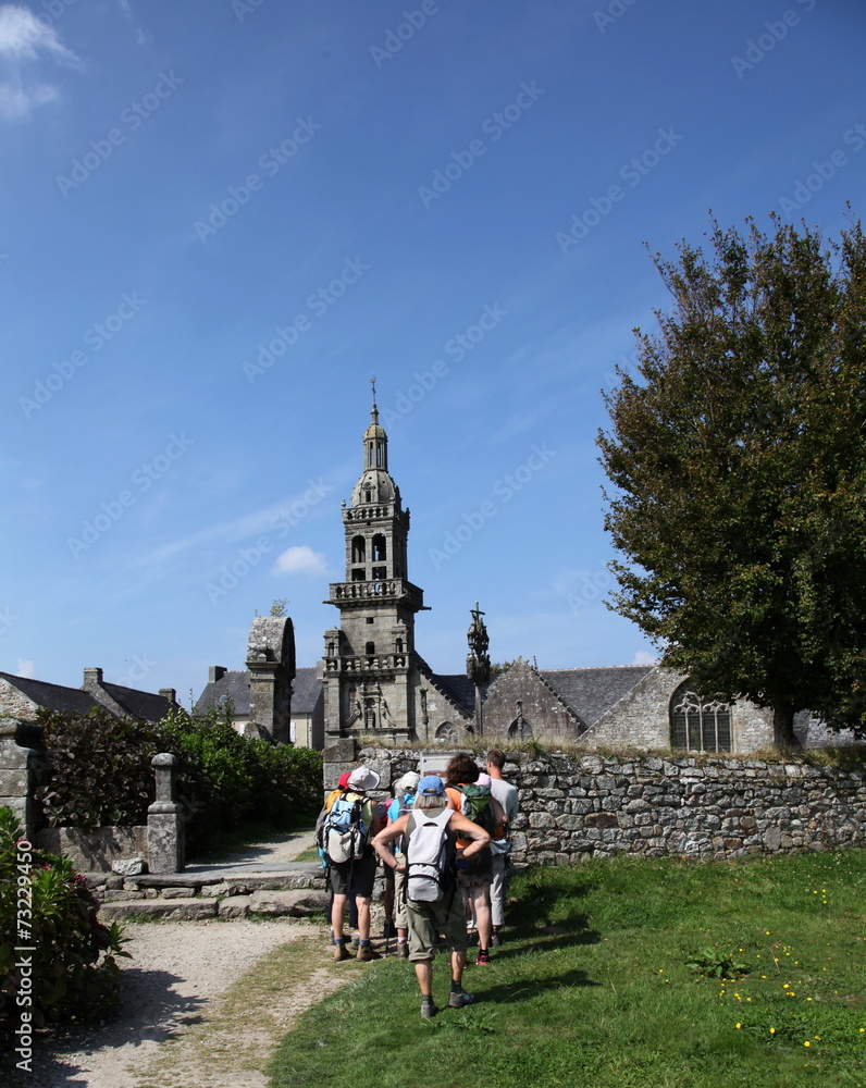 Fototapeta premium Touristes arrivant à la chapelle