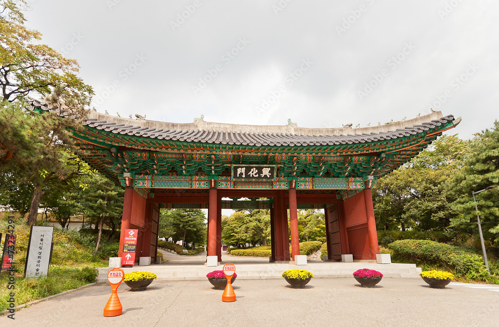 Obraz premium Heunghwamun Gate of Gyeonghuigung Palace (1617) in Seoul, Korea