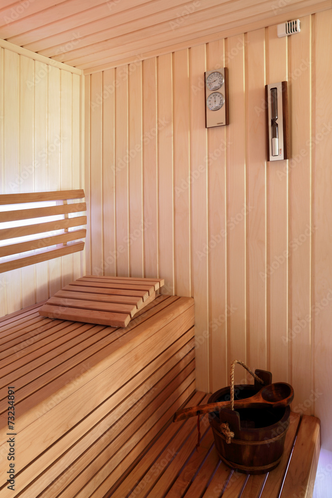 Obraz premium Sauna fińska wnętrze, wiadro, klepsydra, barometr.
