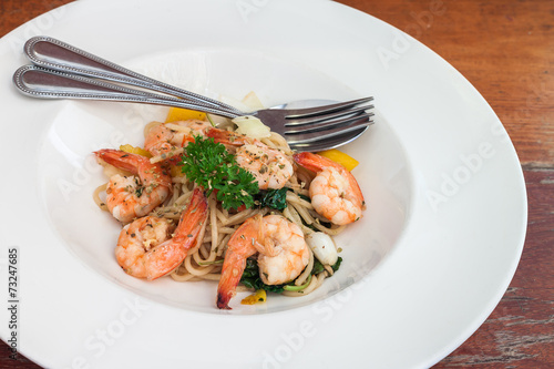 Spaghetti basil sauce with boiled shrimp