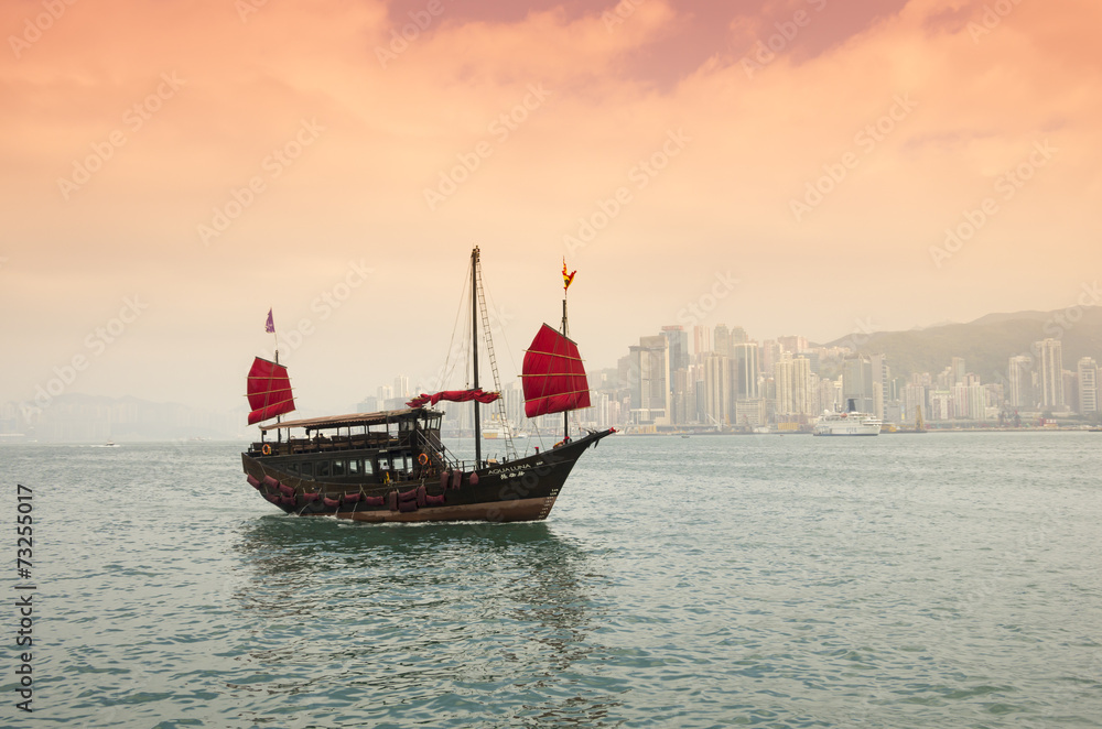 Obraz premium The junk boat on sunset