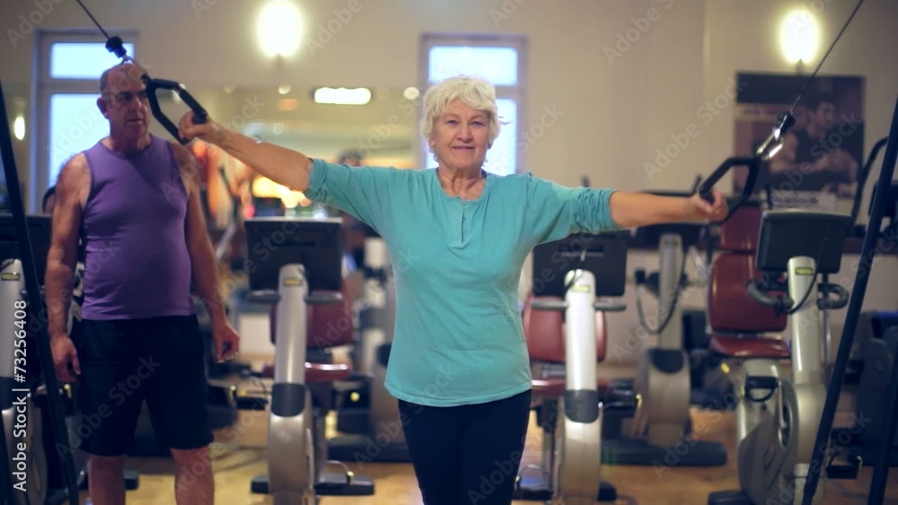Seniorin trainiert Bauchmuseln im Fitness Club Seniorin trainiert Bauchmuseln im Fitness Club