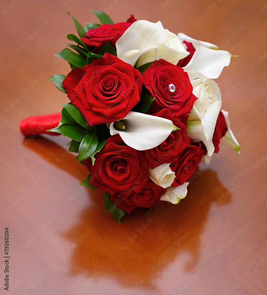 beautiful bridal bouquet of roses at a wedding party - obrazy, fototapety, plakaty 
