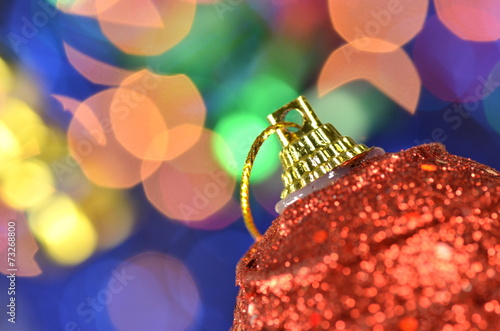dekoracja bożonarodzeniowa, kolorowa bombka na tle bokeh