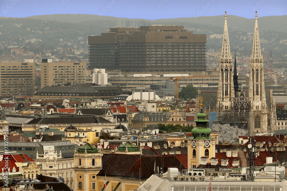 Fototapeta premium Wien von oben, Blick auf Votivkirche und AKH