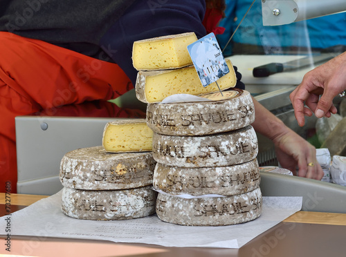 vente de tomme de savoie,marché local photo