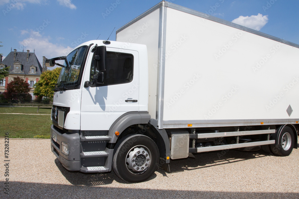 Camion blanc en livraison de marchandise Camion blanc en livraison de marchandise