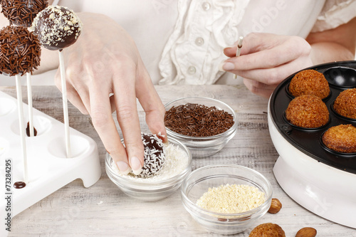 Tableau sur toile Woman making cake pops