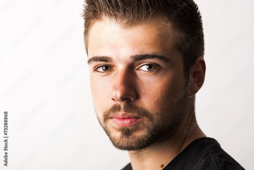 Obraz premium Junger Mann mit 3 Tage Bart