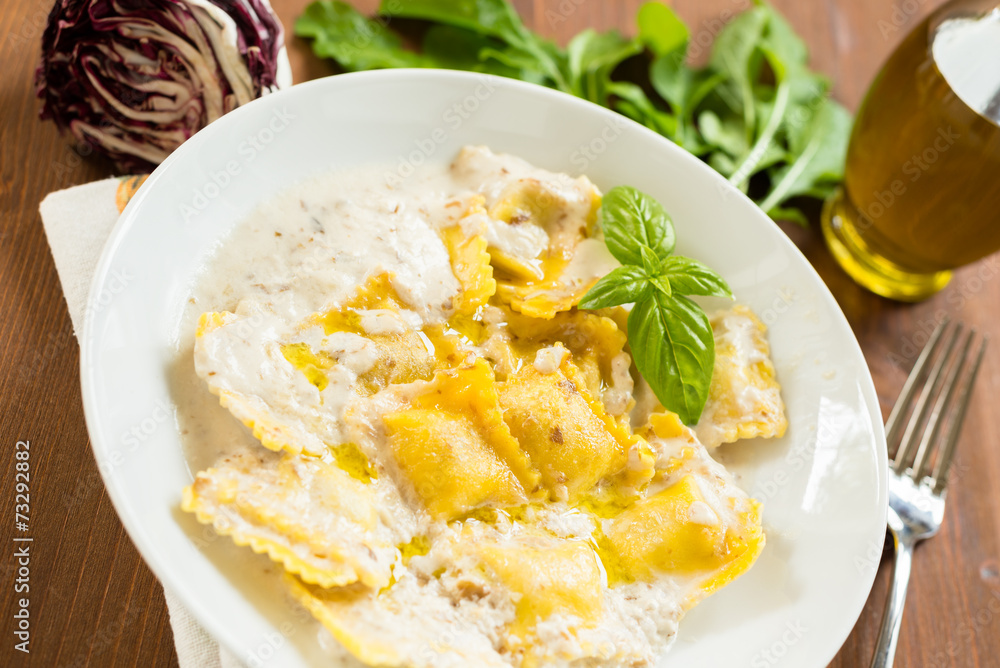Tortelli al radicchio e panna, cucina italiana Tortelli al radicchio e panna, cucina italiana