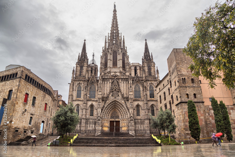 Fototapeta premium Katedra w Barcelonie, znajdująca się w Dzielnicy Gotyckiej