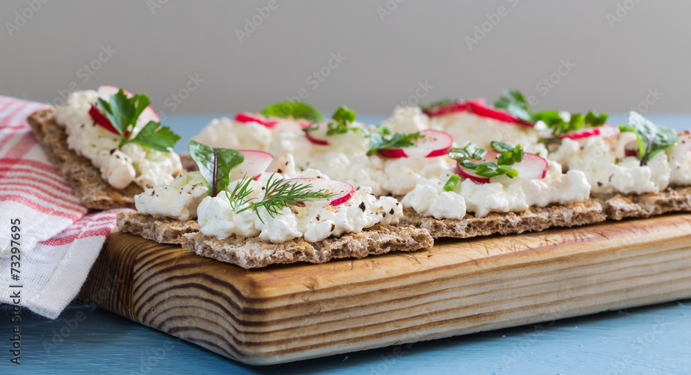 Knäckebrot mit Hüttenkäse Radieschen und Kräutern Knäckebrot mit Hüttenkäse Radieschen und Kräutern