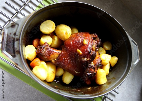 jarret de porc roti en cocotte et pommes de terre photo