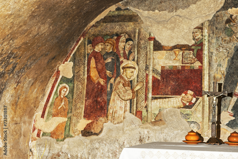 Franz von Assisi verehrt das Jesuskind, Fresko in Greccio, Italien