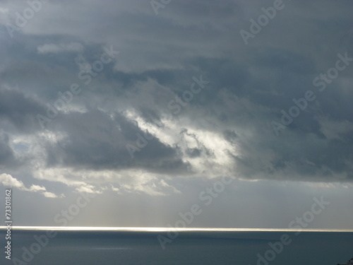 orage et éclaircie sur la mer