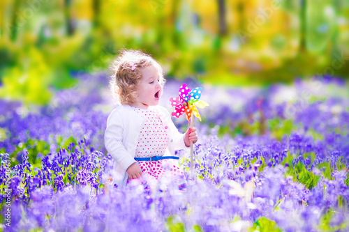Foto Little girl in a spring forest