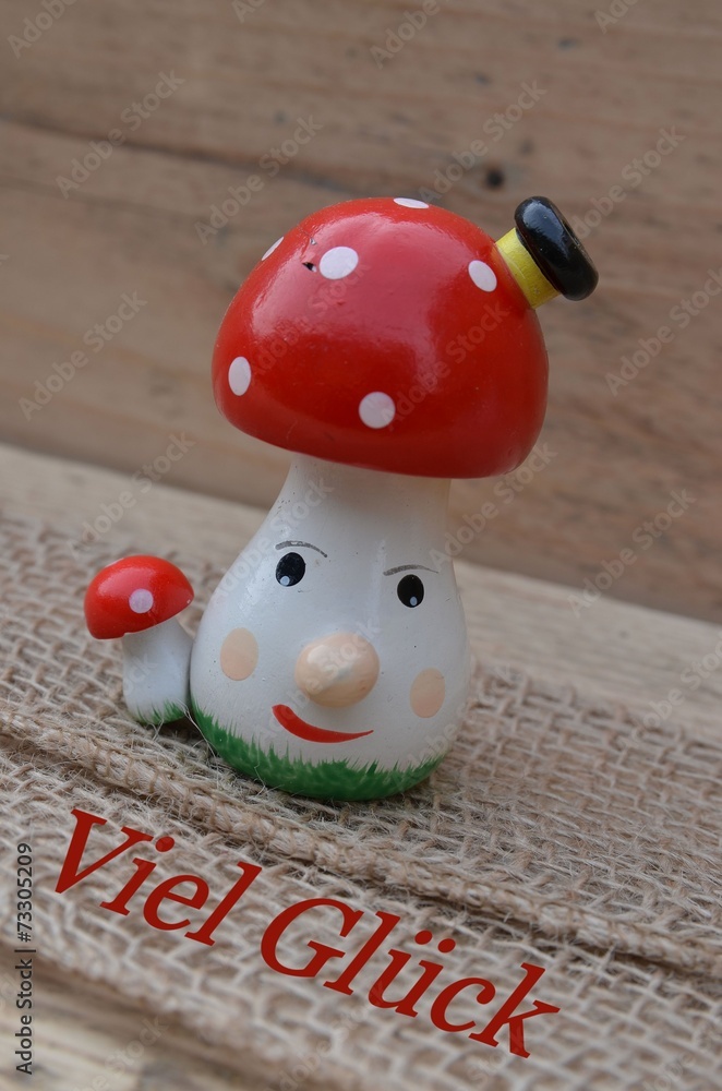 Glückspilz auf Holz mit Schriftzug Viel Glück foto de Stock Adobe Stock