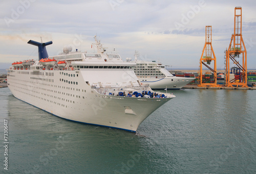 Obraz na plátne Cruise liner maneuvering in port water area