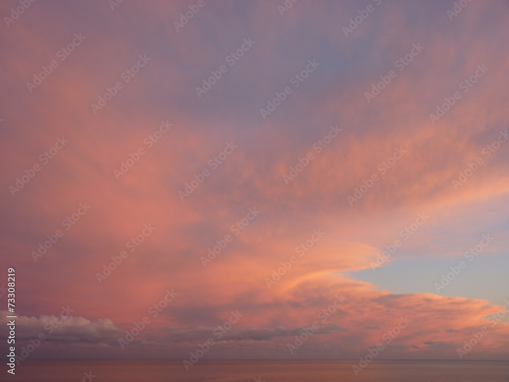 ciel rose sur la mer