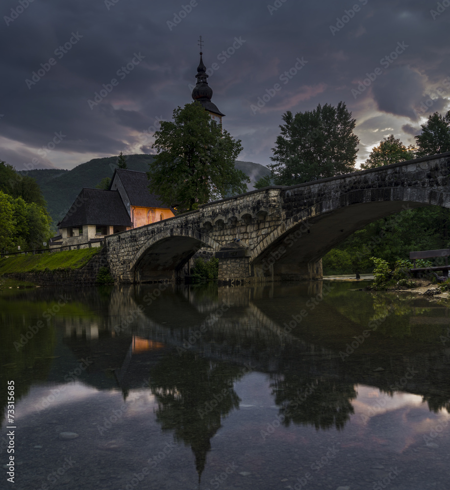 Fototapeta premium Most nad jeziorem