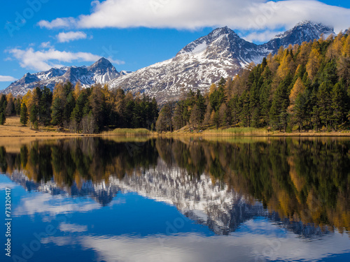 Fototapeta Naklejka Na Ścianę i Meble -  Autumn landscapes. Mirror reflection on the lake Lej da Staz, En