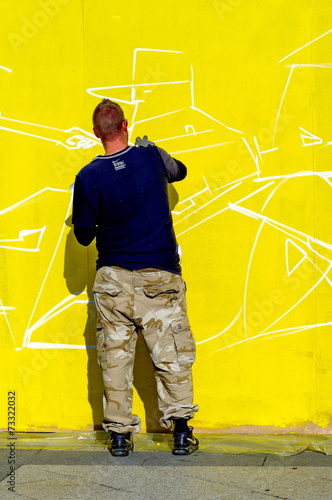 artysta graffiti w akcji