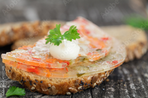 Brot mit Gemüsesülze photo