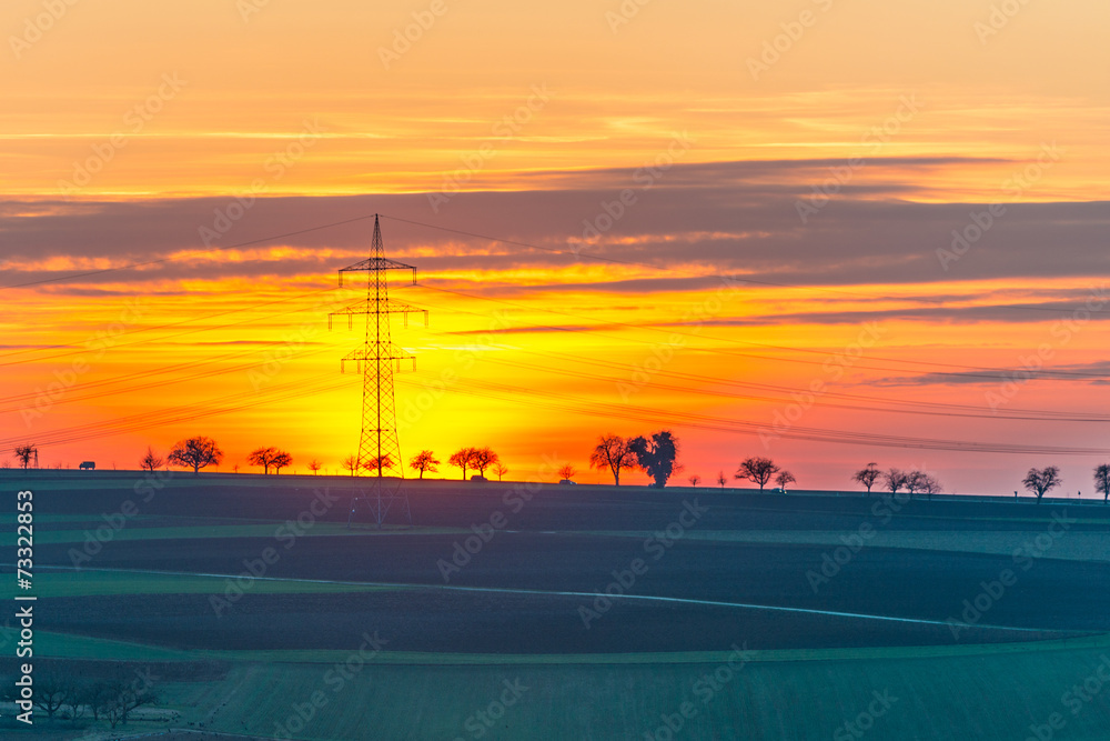 Obraz premium Sonnenuntergang hinter Elektromast