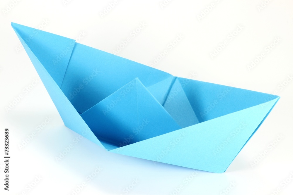 gefaltetes Papierboot isoliert auf weißem Hintergrund gefaltetes Papierboot isoliert auf weißem Hintergrund