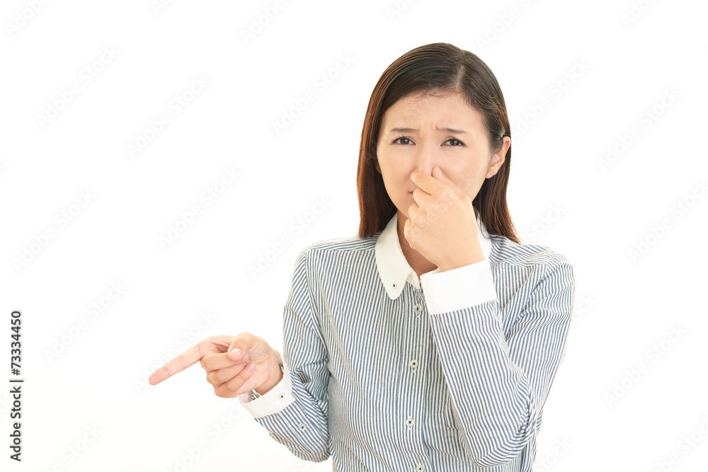 鼻をおさえる女性 鼻をおさえる女性