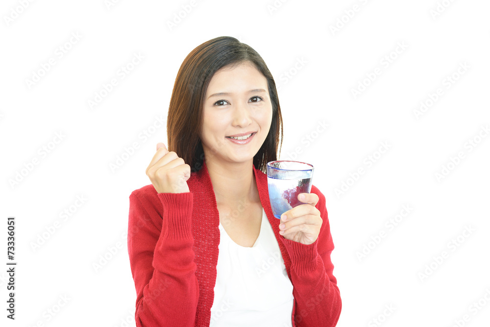 水を飲む笑顔の女性 水を飲む笑顔の女性