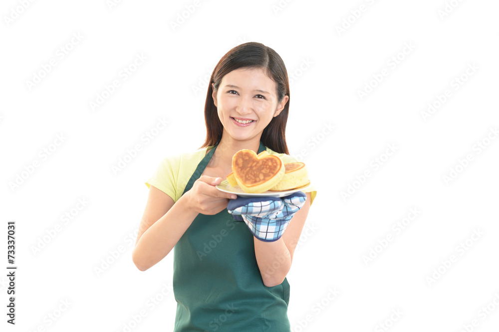 料理を運ぶ主婦 料理を運ぶ主婦