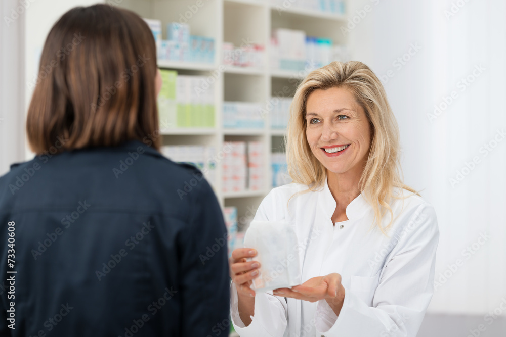 Obraz premium kundin kauft in der apotheke