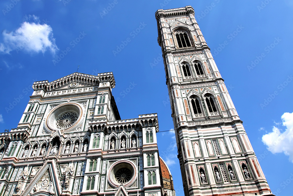 Fototapeta premium view of cathedral SANTA MARIA DEL FIORE in Florence