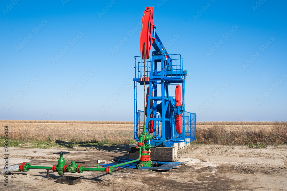 Obraz premium Oil industry pump jack close up