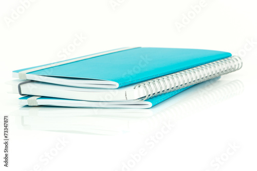 Schulbedarf, Notizbuch auf weißen Hintergrund